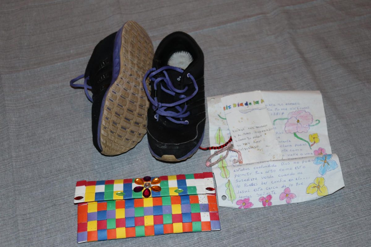 Los zapatos que usó María Granados en su arduo viaje desde El Salvador a Estados Unidos, junto con los artefactos personales que llevó en su viaje.
