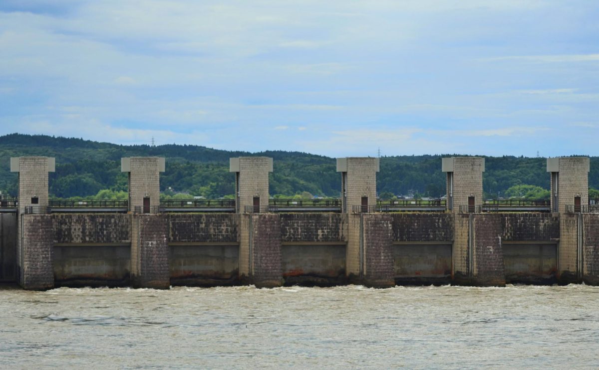 The people of Niigata Prefecture turned to civil engineering 100 years ago to protect the Echigo Plain from frequent flooding of the Shinano River. Weirs like this one regulate the flow of water in both the Shinano River and the Ohkouzu Diversion Channel, which was built to shunt excess water from the Shinano.