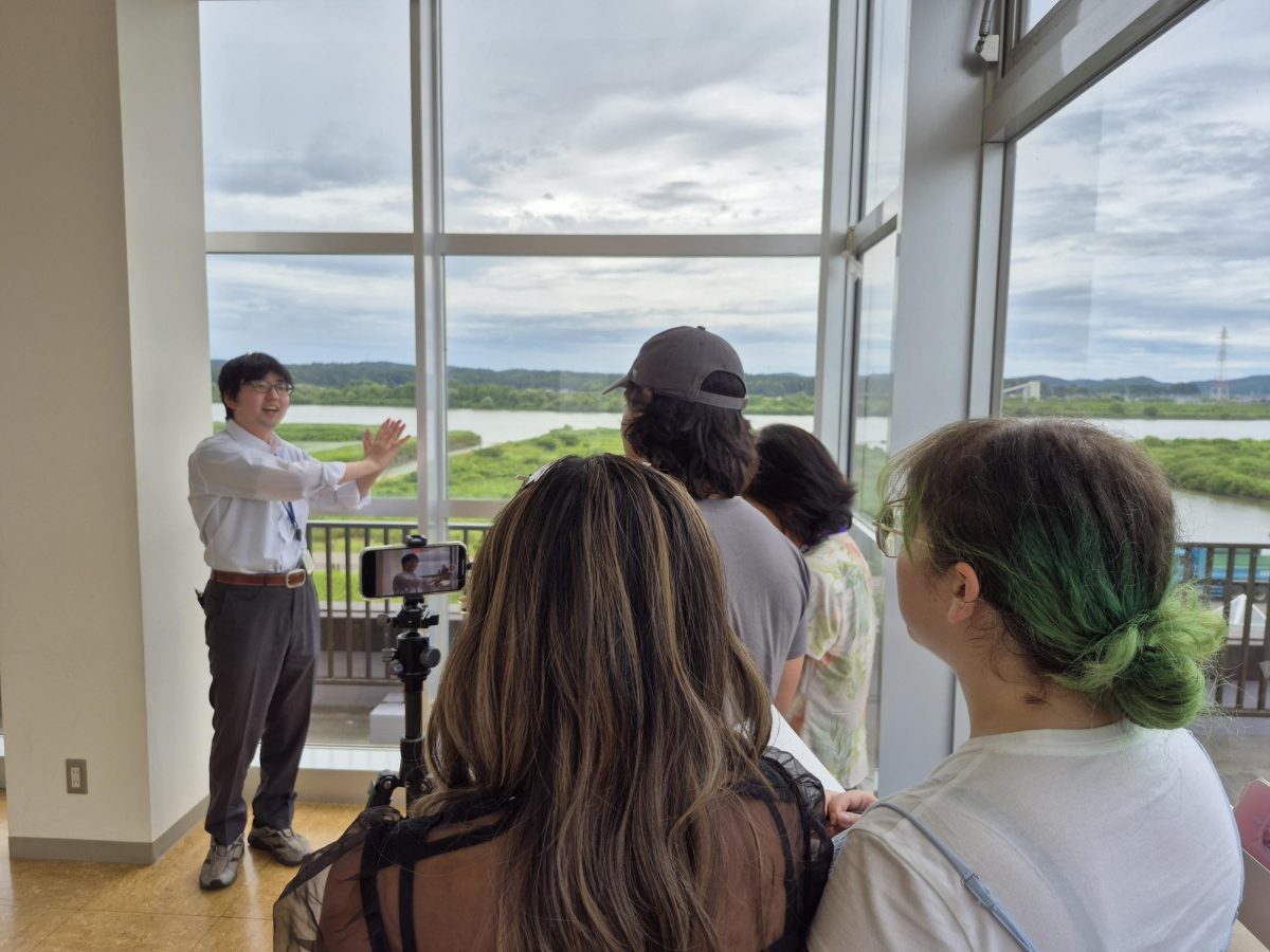 Masanori Kanno, chief of the Ministry of Land, Infrastructure, Transport and Tourism’s Shinano River Management Office planning section, talks with reporters at the Shinano River Ohkouzu Museum.